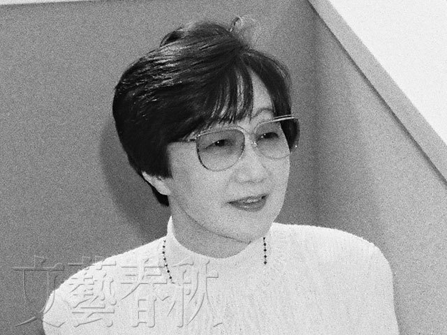 腰痛で長年悩まされた後の夏樹静子のくつろぎの表情