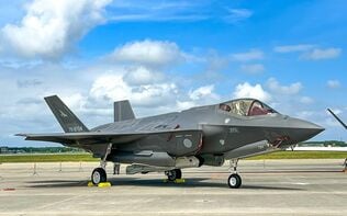 自衛隊の最新鋭戦闘機が墜落。貧困、日米地位協定、軍用地主など沖縄の暗部を抉る衝撃作の魅力に迫る！