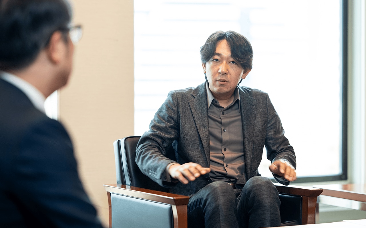 「他人に対して優位に立ちたい支配欲、征服欲が背後にあるんじゃないか」塩田武士さんが最新刊『踊りつかれて』に込めた想い