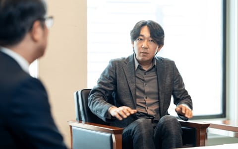 「他人に対して優位に立ちたい支配欲、征服欲が背後にあるんじゃないか」塩田武士さんが最新刊『踊りつかれて』に込めた想い
