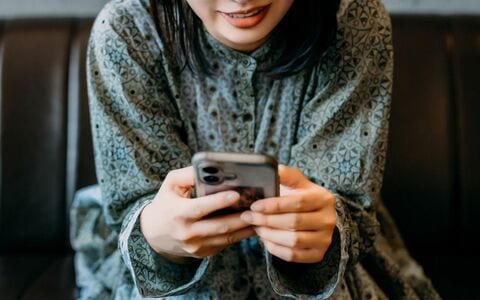 「血まみれのチェキをSNSにアップして…」推し活に人生を捧げる20代女性が同棲パートナーの“裏切り”に見せた「まさかの行動」とは