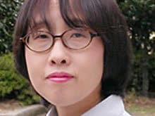 無償で助け合う二つの家族を描く
