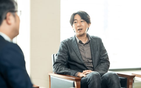 『踊りつかれて』の塩田武士さんが直撃！　「週刊文春」編集長、すべての疑問に答える