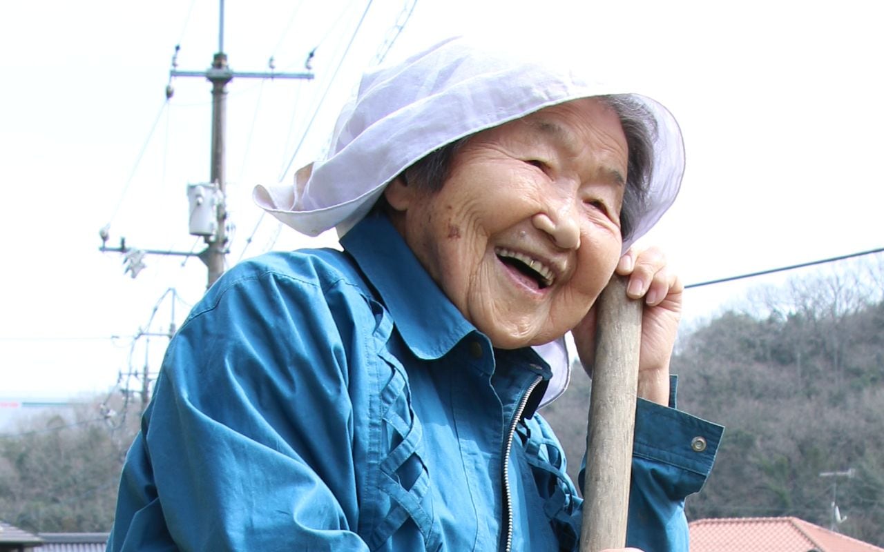 畑で育った大きな大根を…「よいしょ」102歳でも一人暮らしするおばあちゃんの“年の瀬の過ごし方”