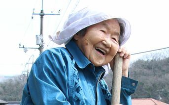 広島の新聞やテレビで話題のおばあちゃん『102歳、一人暮らし。哲代おばあちゃんの心も体もさびない生き方』石井哲代 中国新聞社 | 単行本 - 文藝春秋