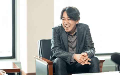 塩田武士さんが『踊りつかれて』の取材で葛藤した「週刊誌記事の公共性と公益性」