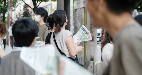 新宿東口と池袋で 「香君新聞」が？　上橋菜穂子の傑作ファンタジー、いま読みたいと街頭でも喜びの声