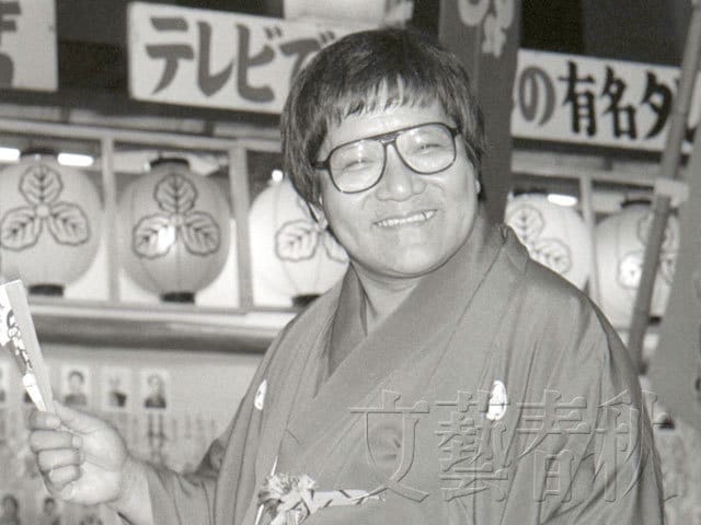 黒メガネで高座に上がった橘家円蔵は、身体で芸を披露した